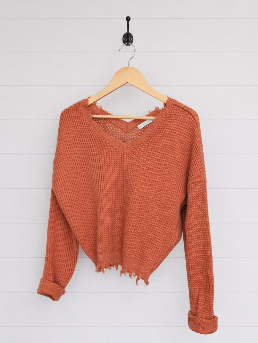 Moon and Madison Women's Distressed V-Neck Pullover Sweater Rust Small